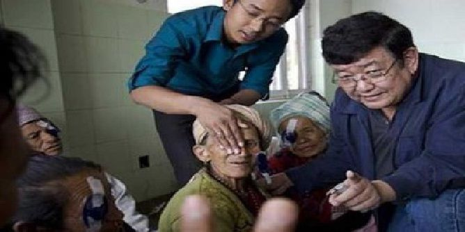 ساندوك روت " من خلال عمل جرح دقيق بالعين يعيد للمكفوفين أبصارهم