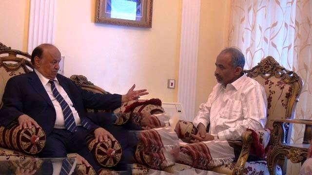 الرئيس هادي يلتقي وزير الدفاع الصبيحي في عدن ( صور )