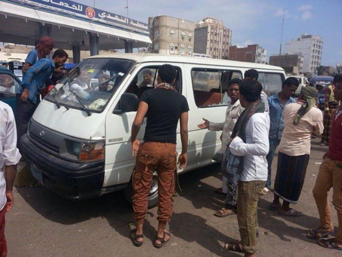 مقتل سائق حافلة ركاب وإصابة آخر في عدن
