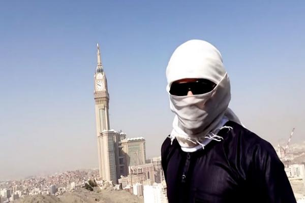ملثم من امام الحرم المكي يبايع أبوبكر البغدادي "صور"
