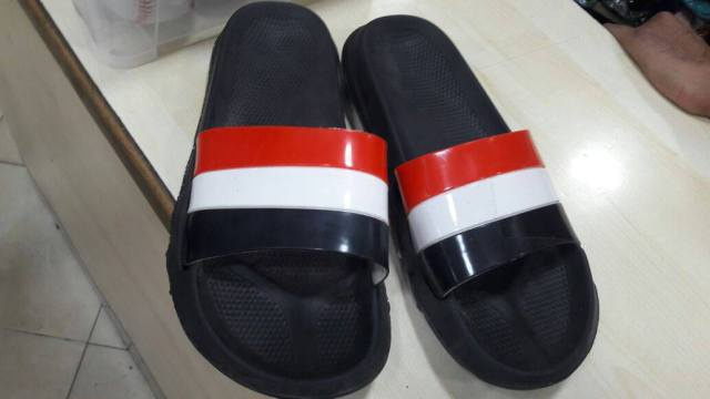 العلم اليمني على الأحذية في الأردن (صورة )