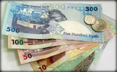 الريال القطري يهبط إلى أدنى مستوى 