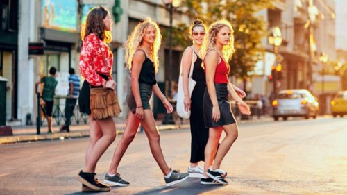 كتيب ينصح الفتيات بعدم لبس "ثياب مستفزة" يثير غضبا في بولندا