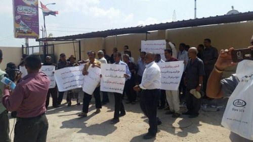 موظفو كهرباء عدن يبدأون أولى خطواتهم الاحتجاجية ويهددون بالإضراب الشامل