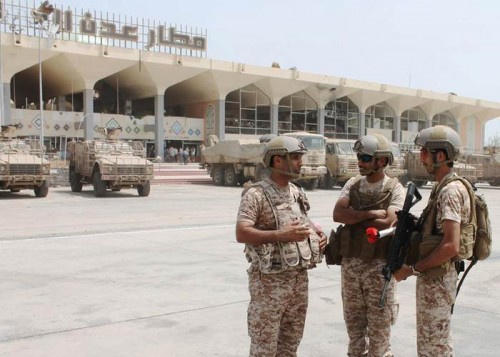 بعد تحركات مُريبة لقوات موالية لـ"الاحمر" في عدن .. التحالف يعزز المطار بالدبابات لتأمينه 