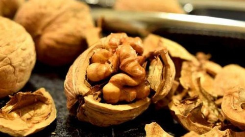 8 فوائد مذهلة للجوز بالنسبة للشعر والبشرة