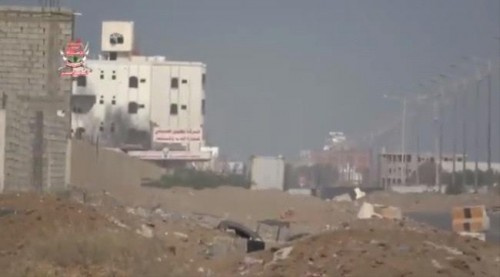 شاهد بـ(الفيديو)..ألوية العمالقة تتقدم نحو مدينة الصالح بالحديدة لتحريرها بعد محاصرة مسلحي مليشيات الحوثي فيها