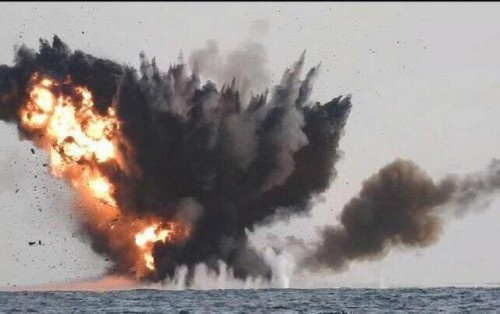 التحالف يدمر زورقا حوثيا بالبحر الأحمر