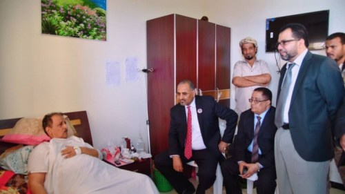 الرئيس الزُبيدي يطمئن على صحة القائد اللواء صالح علي حسن ويوجه بالاهتمام به