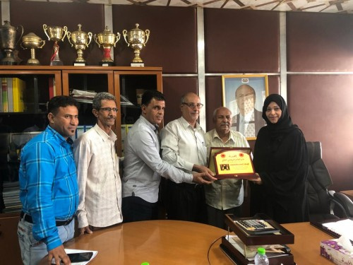 الهيئة الإدارية لنادي التلال تكرم مدير عام شركة النفط بعدن