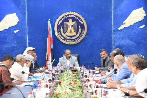 الرئيس الزُبيدي يناقش مع قيادات المحافظات تطوير أداء المجلس وتعزيز حضوره في المجتمع