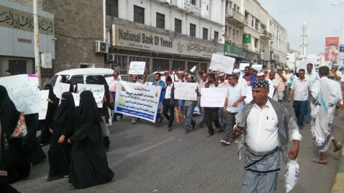 نقابة المعلمين والتربويين الجنوبيين تنظم وقفه إحتجاجية امام مقر الحكومة في معاشيق (شاهد السور)