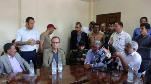 بعد أن ضاقت الأرض والبحر بهم ..نشطاء يتهكمون بعقد مفاوضات جديدة على "سطح القمر"