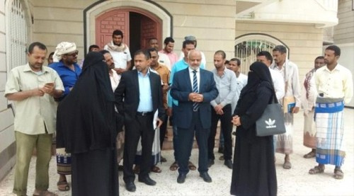 لدى استقباله المعتقلة المفرج عنها "ذكرى".. محافظ #الحـديدة: #الحـوثيون يدعون الفضيلة وهم أقرب إلى الرذيلة