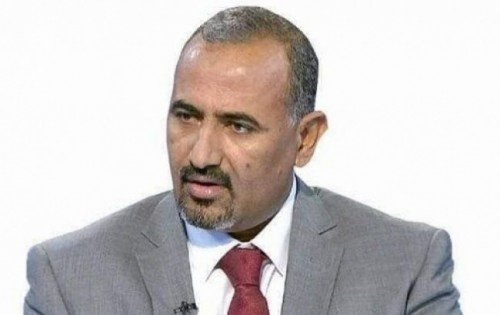 الرئيس الزُبيدي يُعزي الدكتور معين عبدالملك في وفاة والده