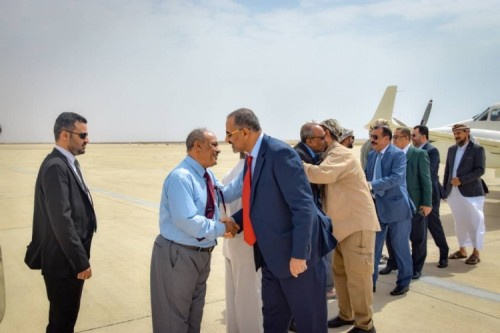 شاهد بـ(الصور).. لحظة وصول رئيس المجلس الانتقالي الجنوبي ونائبه ورئيس الجمعية الوطنية إلى المكلا