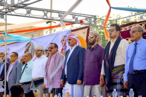 الرئيس الزُبيدي ونائبه وقيادات المجلس الانتقالي يشهدون الحفل الفني والخطابي الذي نظمته القيادة المحلية بغيل باوزير