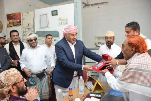 شاهد بـ(الصور).. الرئيس الزبيدي ونائبه ورئيس الجمعية الوطنية يزورون المركز الثقافي للأنشطة التربوية والثقافية بغيل باوزير