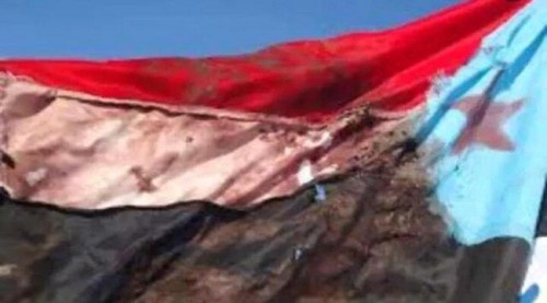 سياسي سعودي: هذه النسخة من علم الجنوب يفترض ان توضع في المتحف لكي تعلم الاجيال القادمة كم دماء سفكت لتبقى شامخة