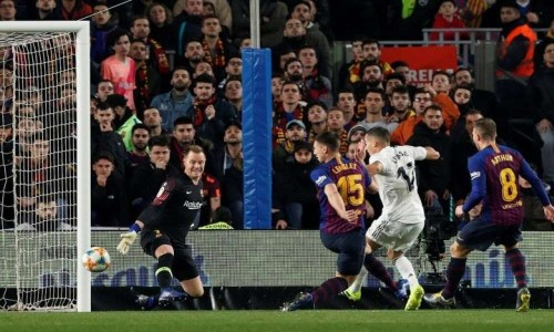 مجددا.. برشلونة يهين الملكي في عقر داره بتوقيع راكيتيش