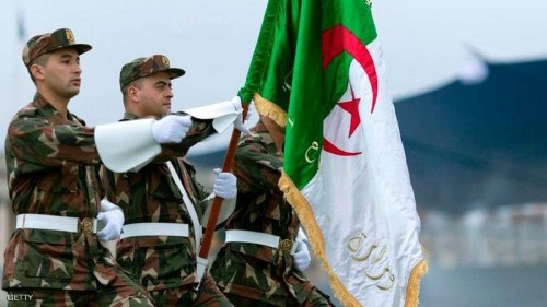 بين الانحياز للشعب والولاء للقائد.. أين يقف الجيش الجزائري؟