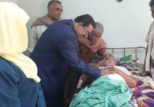 رئيس انتقالي #لحج يطمئن على صحة المناضل حامد عرابة