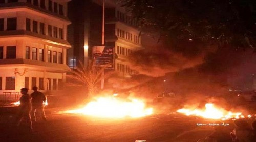 فتح الشارع الرئيسي بالمعلا بعد إغلاقه من قبل محتجين