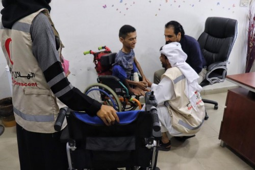 الإمارات تحقق أمنية طفل يمني معاق