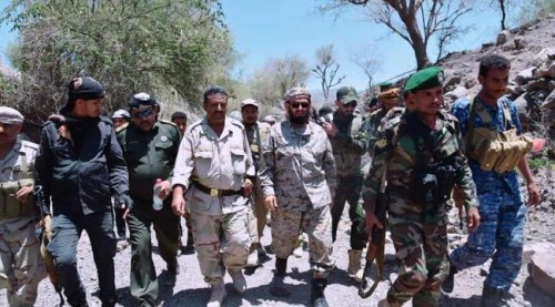 شاهد بـ(الفيديو).. نائب رئيس المجلس الانتقالي خلال تفقده المواقع المتقدمة لجبهات القتال بمريس شمال #الضالع