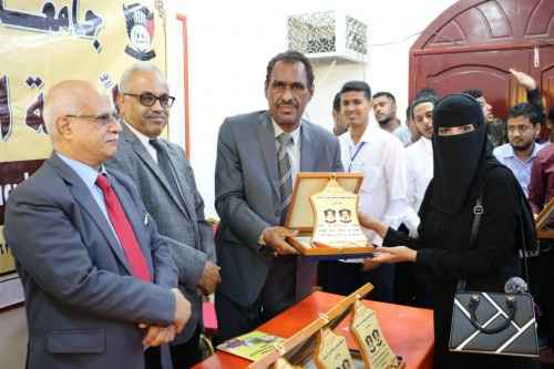 كلية اللغات تكرم طلابها المشاركين بأسبوع الطالب الجامعي بدروع التميز