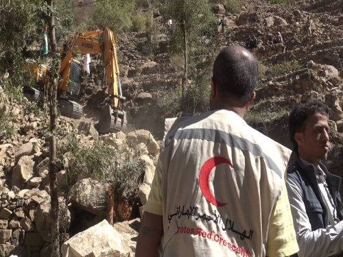 الهلال الأحمر الإماراتي يفتتح طريق الصلو ب#تعـز