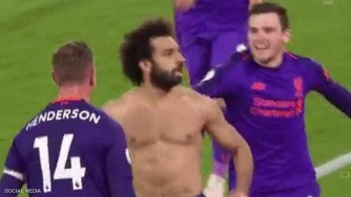 "حضن إجباري".. لقطة طريفة "بطلها" صلاح خلال الاحتفال