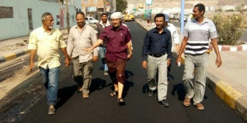 مدير عام التواهي يشرف على سير الأعمال الأخيرة لمشروع سفلتة "الخط الدائري" في القلوعة