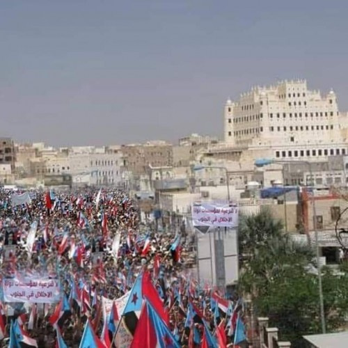 بعد تصعيد شعبي كبير..اطلاق سراح المعتقلين من المتظاهرين بسيئون