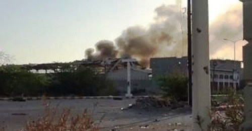 حريق هائل بعد قصف حوثي على مركز تجاري ب#الحـديدة