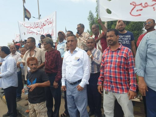 تصعيد موظفو شركة النفط بعدن يصل إلى بوابة المصافي(صور)