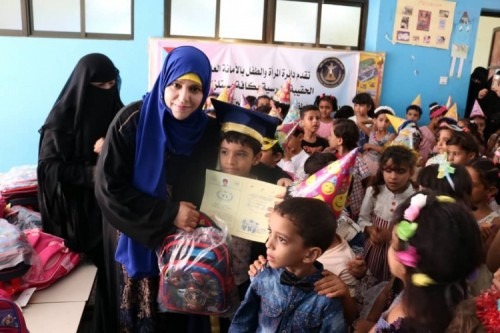 دائرة المرأة والطفل بالانتقالي تشارك أطفال روضة معين حفل تخرجهم
