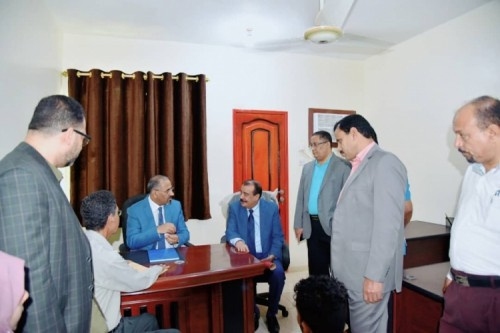 الرئيس الزُبيدي يتفقد سير العمل في الجمعية الوطنية للمجلس الانتقالي