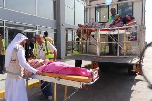 #الهلال_الأحمر الإماراتي يتكفل بعلاج جرحى يمنيين