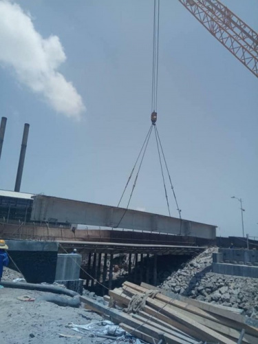بدء تركيب الجسر الجديد بجانب محطة الكهرباء التابعة لمصفاة عدن