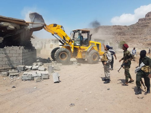 شاهد بـ(الصور).. شرطة البريقة تنفذ حملة إزالة للبناء العشوائي بمنتج الغدير