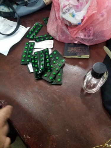 أمن مطار عدن الدولي يوقف إمرأة بحوزتها 16 شريط مخدر