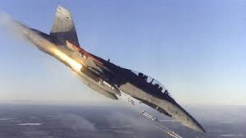 مقاتلات التحالف تقصف معسكراً غربي قعطبة عقب سيطرت #الحـوثيين عليه