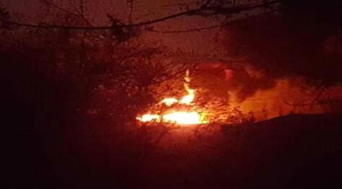 وسط صمت السلطات المحلية والجهات النفطية.. تسرب نفطي في #شبـوة ينذر بكارثة بيئية