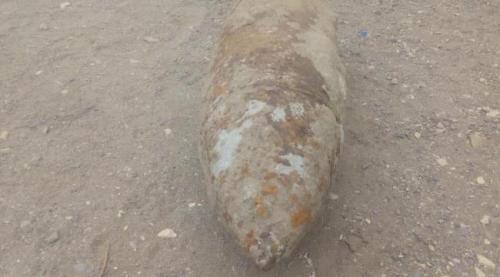 فرق هندسية تابعة لألوية العمالقة تفكك قذائف صاروخية من مخلفات #الحـوثي في الحيمة