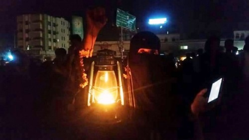 نتيجة لاستمرار فشل حكومة الشرعية.. ازدياد الانقطاعات الكهربائية في #العاصمة_عدن مع قدوم شهر رمضان