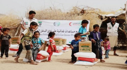 الهلال الأحمر الإماراتي يسير قوافل إغاثية لأهالي منطقة الحجر بمحافظة ب#شبـوة.