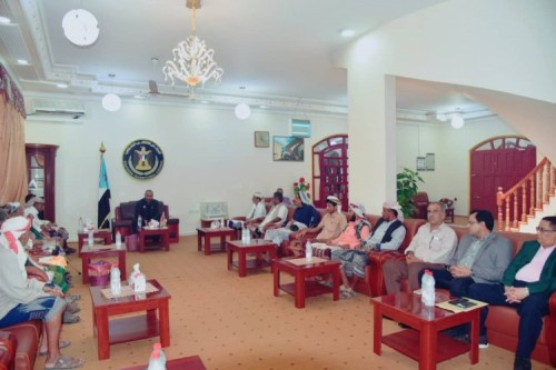 الرئيس الزُبيدي يلتقي بعدد من الوجهاء والمشائخ من محافظة أبين