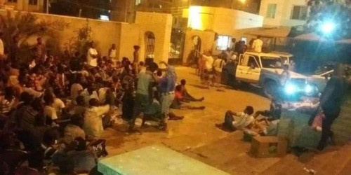 هروب آلاف المهاجرين الأفارقة من مركز احتجازهم بالمنصورة