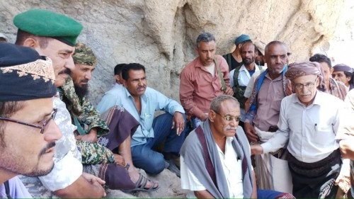 محافظ الضالع ورئيس المجلس الانتقالي يزوران الخطوط الأمامية لجبهة الازارق